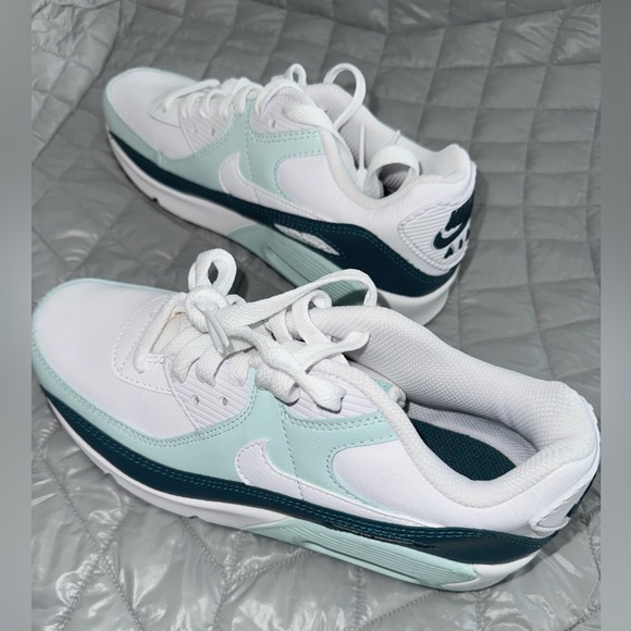 Kids NIKE shoes! Size 4.5 - unisex NWOT - - Picture 2 of 4